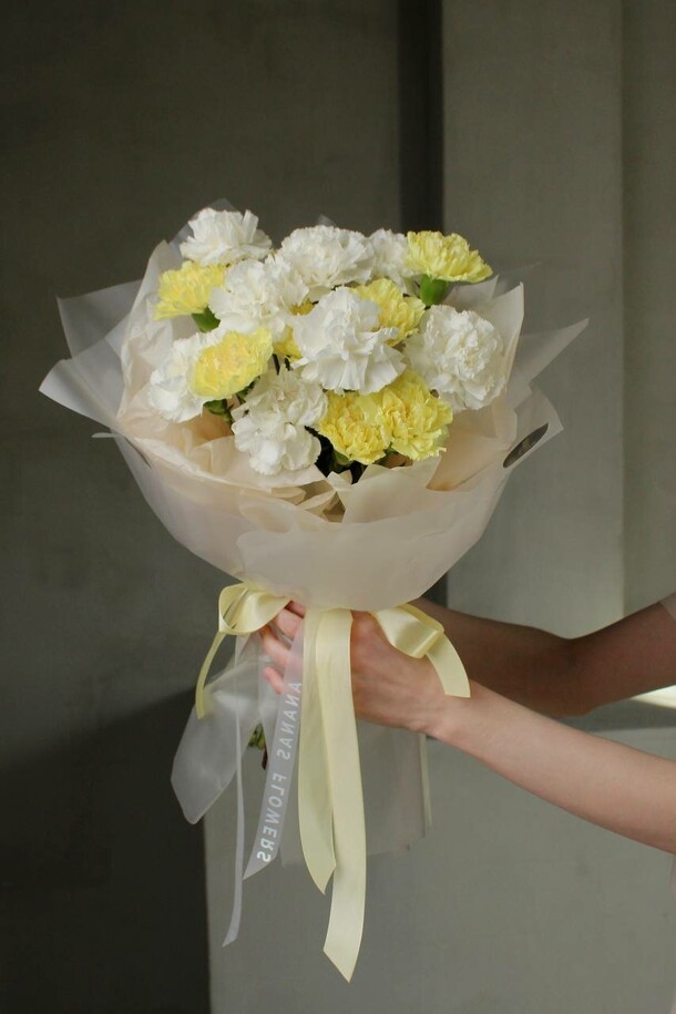 Монобукет из солнечных гвоздик, артикул F1311180 - 4500 рублей, доставка по городу. Flawery - доставка цветов