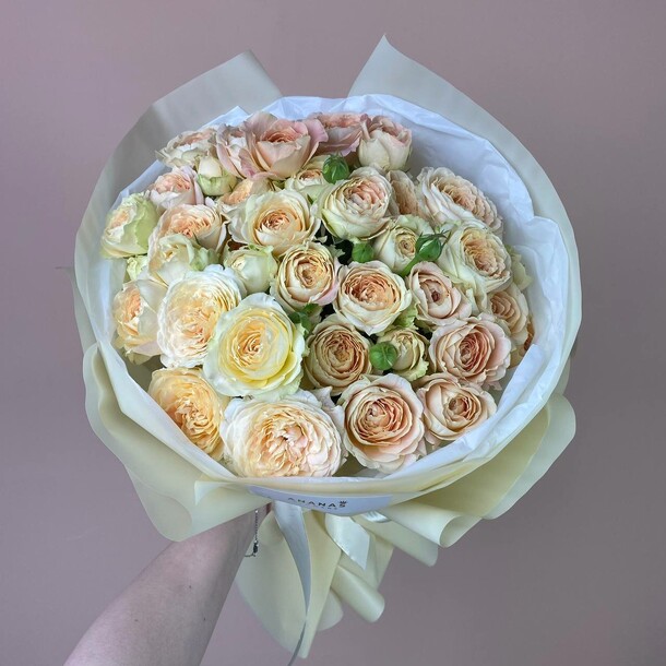 Монобукет из 9 кустовых роз, артикул F1450218 - 9000 рублей, доставка по городу. Flawery - доставка цветов