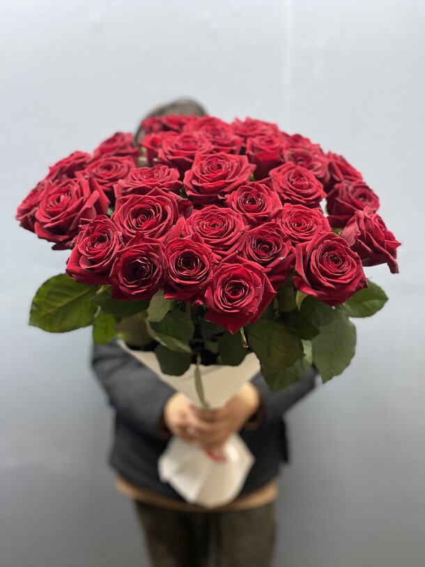 31 красная роза, артикул F1160810 - 7075 рублей, доставка по городу. Flawery - доставка цветов