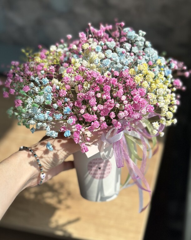 Стаканчик радужной гипсофилы 🌈, артикул F1220670 - 1100 рублей, доставка по городу. Flawery - доставка цветов