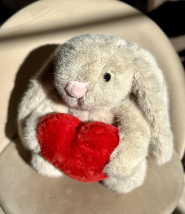 Кролик с сердцем❤️, артикул F1288500 - 1470 рублей, доставка по городу. Flawery - доставка цветов