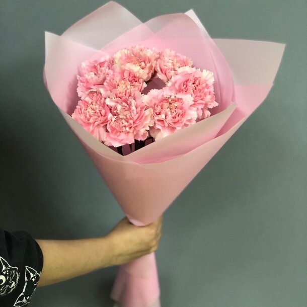 Букет из 9 розовых гвоздик с оформлением, артикул F1165607 - 2490 рублей, доставка по городу. Flawery - доставка цветов