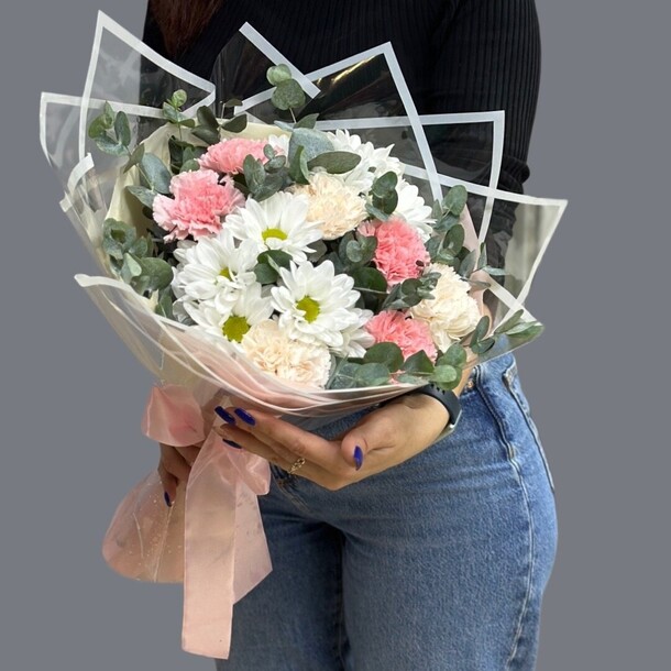 Букет с ромашковой хризантемой и диантусами, артикул F1431464 - 3390 рублей, доставка по городу. Flawery - доставка цветов