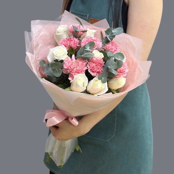 Букет с диантусами, розами и эвкалиптом, артикул F1433099 - 3690 рублей, доставка по городу. Flawery - доставка цветов