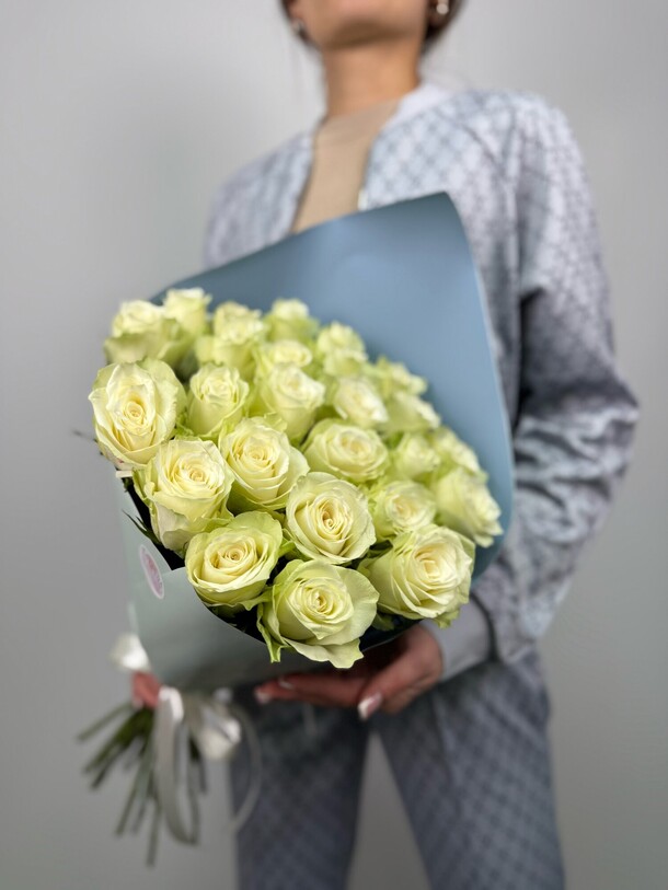 Букет 25 белых роз в упаковке, артикул F1448540 - 8125 рублей, доставка по городу. Flawery - доставка цветов