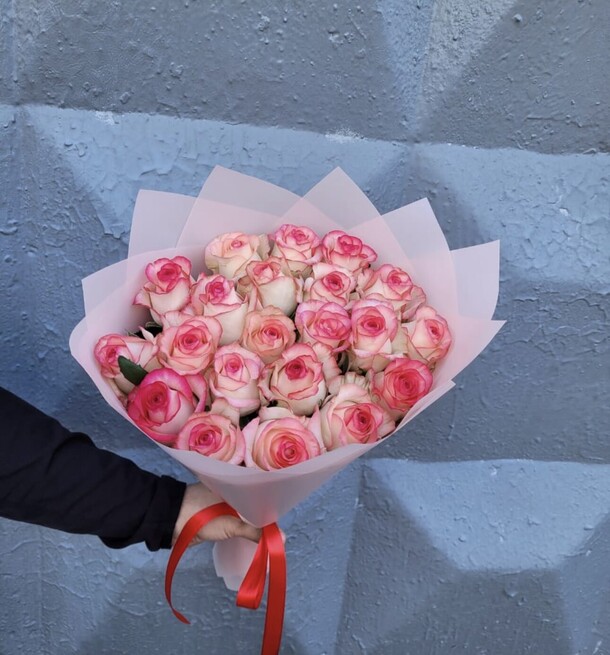 Розы розовые джумилия, артикул F1305195 - 5445 рублей, доставка по городу. Flawery - доставка цветов