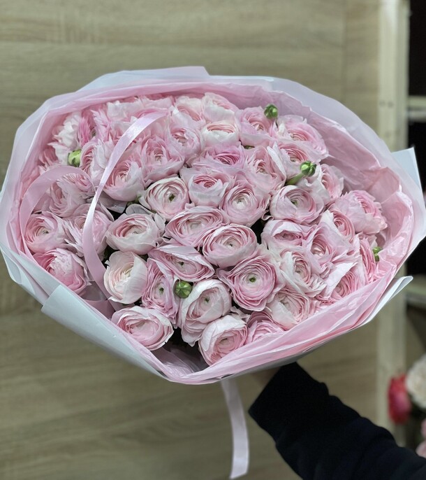 Ранункулюсы розовые 51шт, артикул F1348028 - 45000 рублей, доставка по городу. Flawery - доставка цветов