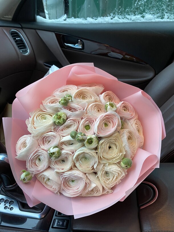 Ранункулюсы ханой 25шт, артикул F1350615 - 25850 рублей, доставка по городу. Flawery - доставка цветов