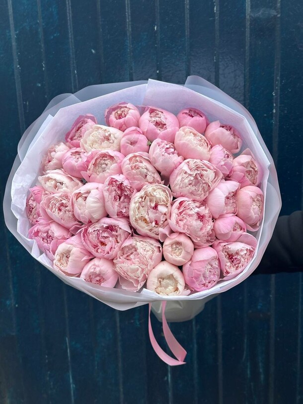 Пионы розовые сара бернар 31шт, артикул F1402221 - 39500 рублей, доставка по городу. Flawery - доставка цветов