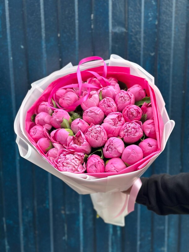 Пионы малиновые флеминг 25шт, артикул F1406189 - 33300 рублей, доставка по городу. Flawery - доставка цветов