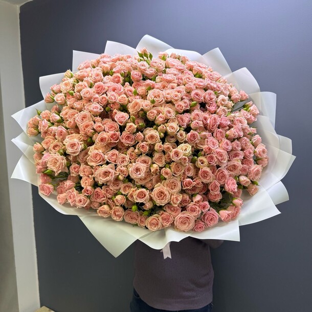 Кустовые розы 79шт, артикул F1406981 - 31900 рублей, доставка по городу. Flawery - доставка цветов