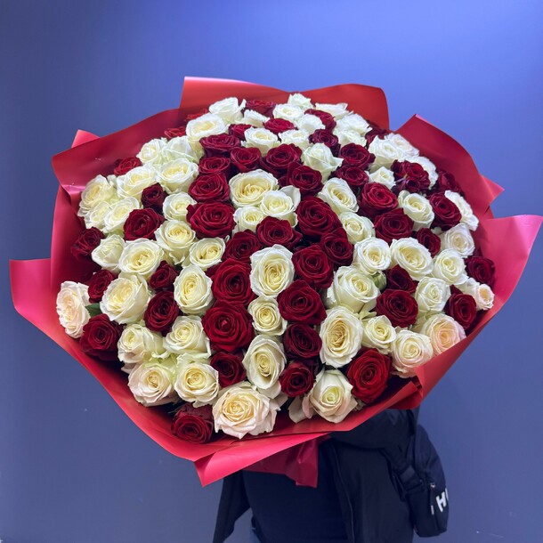101 роза 70 см красные и белые, артикул F1413723 - 24500 рублей, доставка по городу. Flawery - доставка цветов