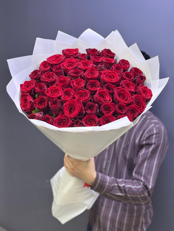Красные розы 70см 51шт, артикул F1436941 - 15000 рублей, доставка по городу. Flawery - доставка цветов