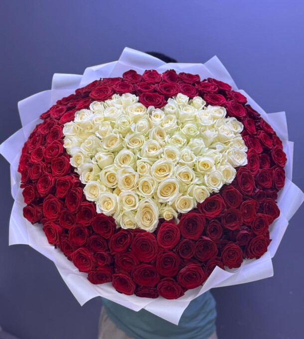 Букет 101 роза сердце, артикул F1446885 - 26000 рублей, доставка по городу. Flawery - доставка цветов