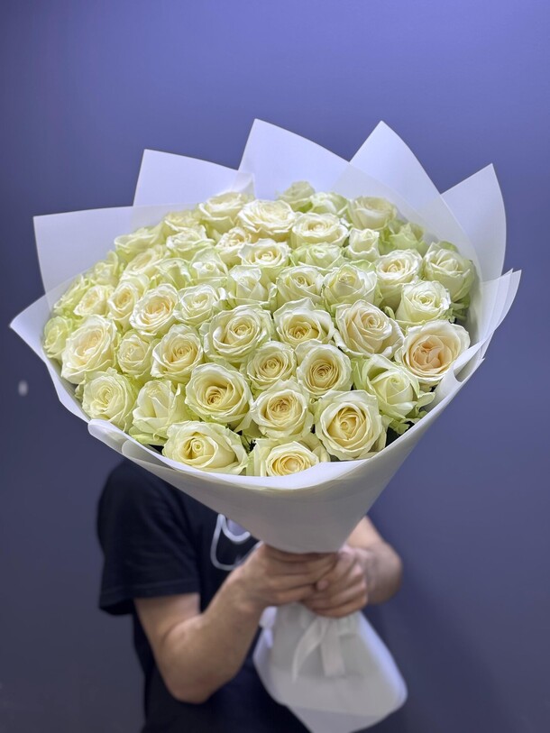 Белые розы 70см 51шт, артикул F1449795 - 15950 рублей, доставка по городу. Flawery - доставка цветов