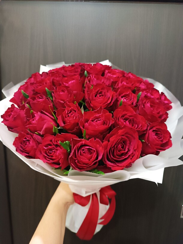 35 красных роз, артикул F1139320 - 5990 рублей, доставка по городу. Flawery - доставка цветов