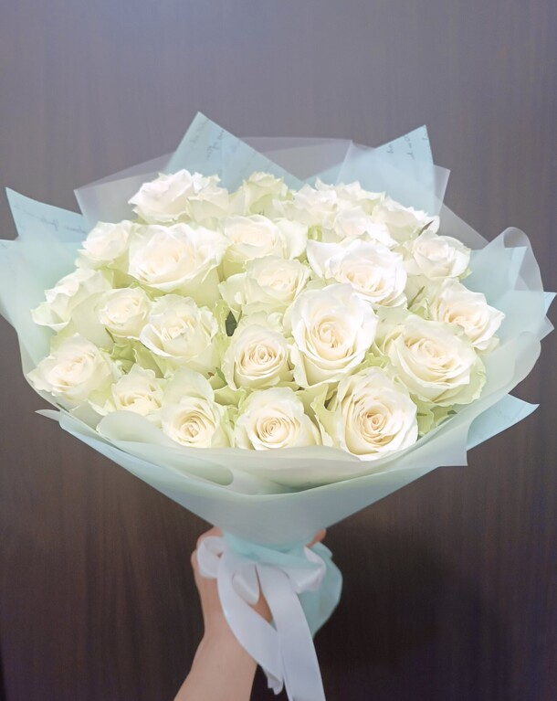 25 белых роз, артикул F1145731 - 4690 рублей, доставка по городу. Flawery - доставка цветов