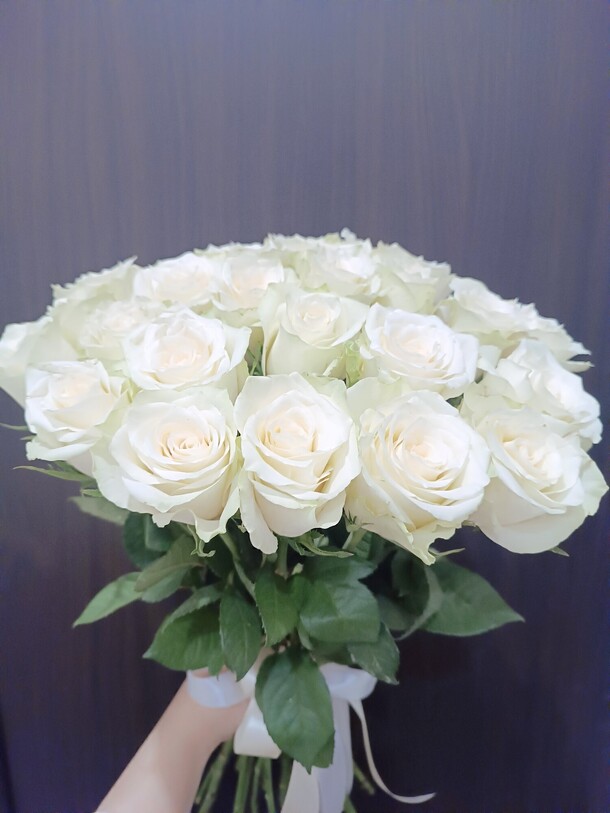 25 белых роз, артикул F1154581 - 4490 рублей, доставка по городу. Flawery - доставка цветов