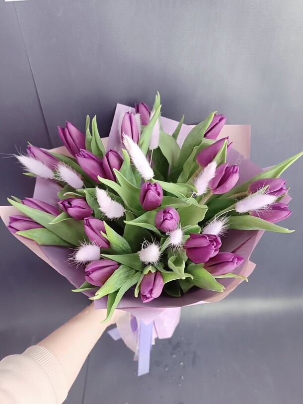 21 тюльпан с лагурусом, артикул F1177301 - 4990 рублей, доставка по городу. Flawery - доставка цветов