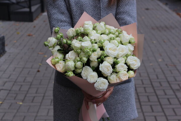 Букет из 15 кустовых роз, артикул F59077 - 8758 рублей, доставка по городу. Flawery - доставка цветов