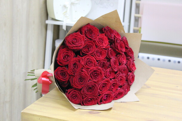 Букет из 31 розы, артикул F59305 - 9051 рублей, доставка по городу. Flawery - доставка цветов