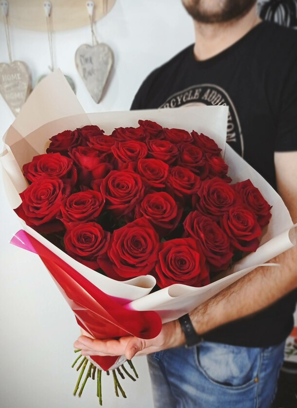 Классика 25 роз, артикул F100207 - 12990 рублей, доставка по городу. Flawery - доставка цветов