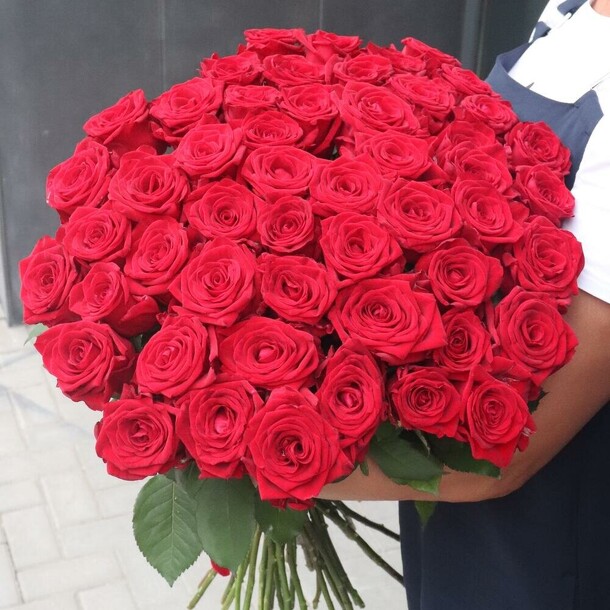 51 красная роза, артикул F1142216 - 21990 рублей, доставка по городу. Flawery - доставка цветов