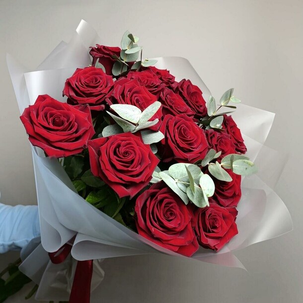 15 роз с эвкалиптом, артикул F1343225 - 8790 рублей, доставка по городу. Flawery - доставка цветов