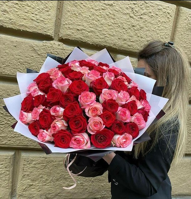 Букет из чудесных роз двух сортов, артикул F1141915 - 16300 рублей, доставка по городу. Flawery - доставка цветов
