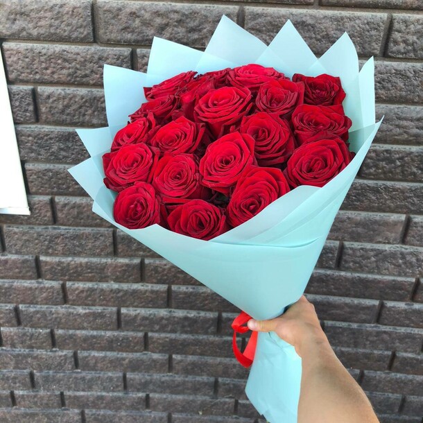 Роза красная 19, артикул F1141929 - 5800 рублей, доставка по городу. Flawery - доставка цветов