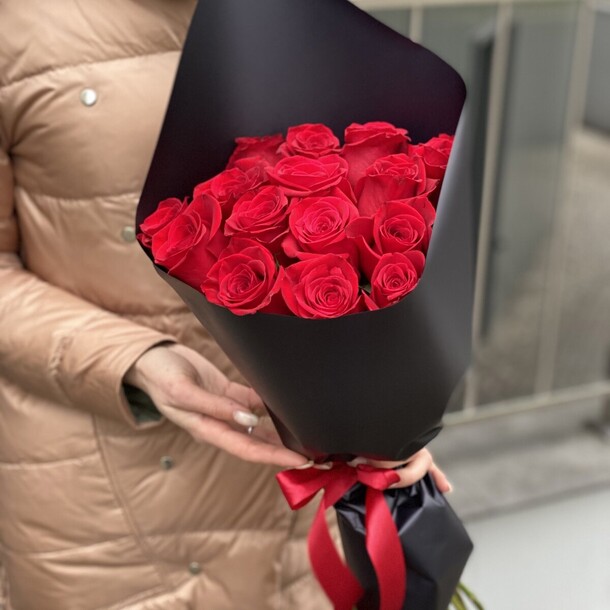 15 красных роз в стильной чёрной упаковке, артикул F1141960 - 5000 рублей, доставка по городу. Flawery - доставка цветов
