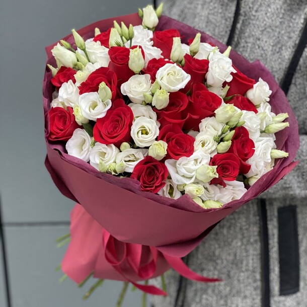 Дуобукет из красных роз и белой эустомы, артикул F1142043 - 13900 рублей, доставка по городу. Flawery - доставка цветов