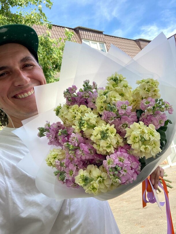 Букет из 19 матиолл двух сортов, артикул F1142090 - 9400 рублей, доставка по городу. Flawery - доставка цветов