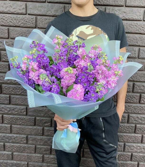 Букет из 19 матиолл двух сортов, артикул F1142099 - 6300 рублей, доставка по городу. Flawery - доставка цветов