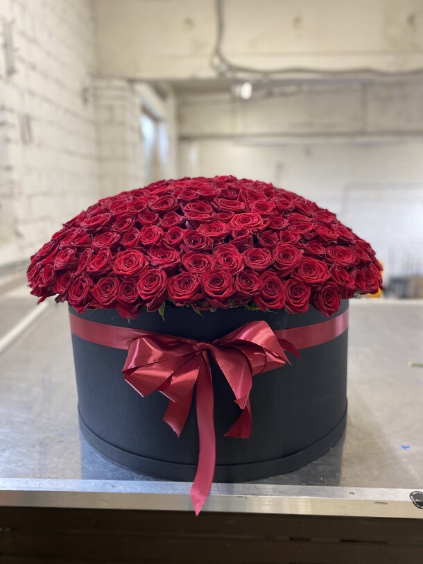 Шляпная коробка с 251 розой премиум, артикул F1142717 - 85000 рублей, доставка по городу. Flawery - доставка цветов