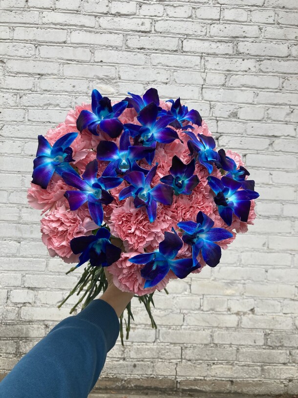 Диантусы с космической орхидеей, артикул F1142764 - 8900 рублей, доставка по городу. Flawery - доставка цветов