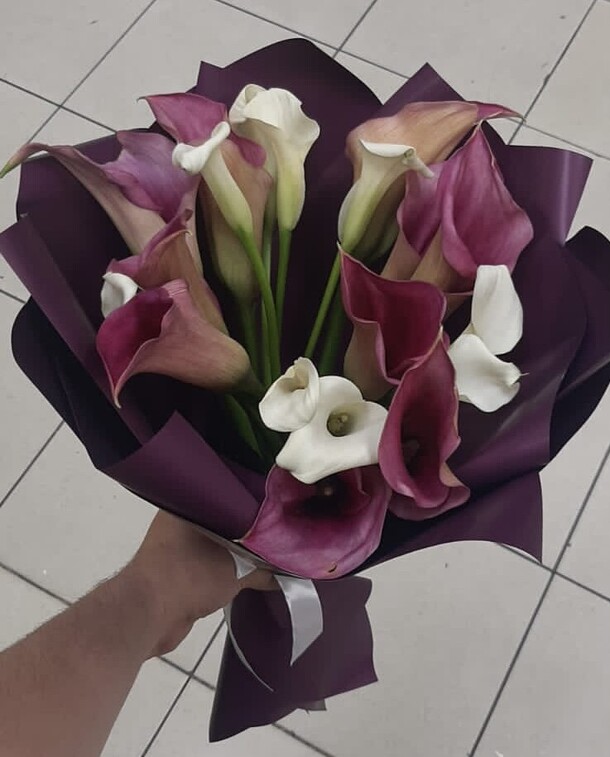 Букет белых и малиновых калл, артикул F1202167 - 15600 рублей, доставка по городу. Flawery - доставка цветов