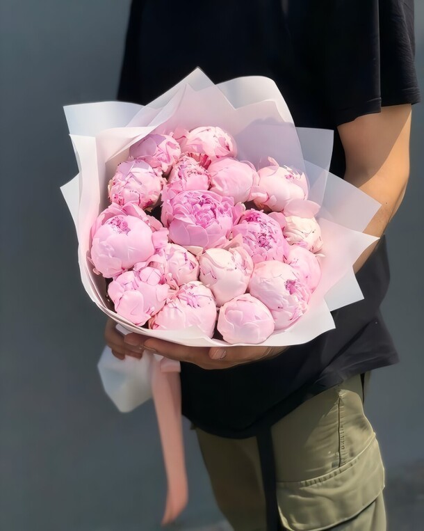 17 пионов сара бернар, артикул F1204580 - 16700 рублей, доставка по городу. Flawery - доставка цветов