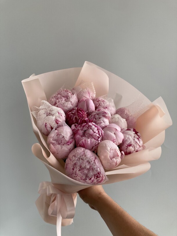 15 пионов сара бернард, артикул F1204581 - 14000 рублей, доставка по городу. Flawery - доставка цветов