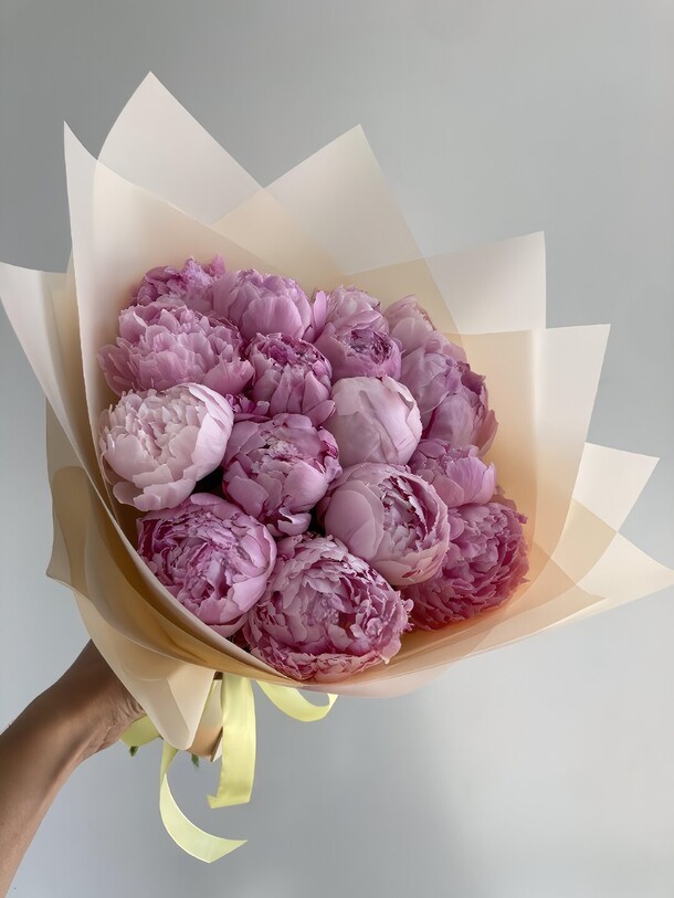 15 нежных пионов, артикул F1209040 - 14300 рублей, доставка по городу. Flawery - доставка цветов