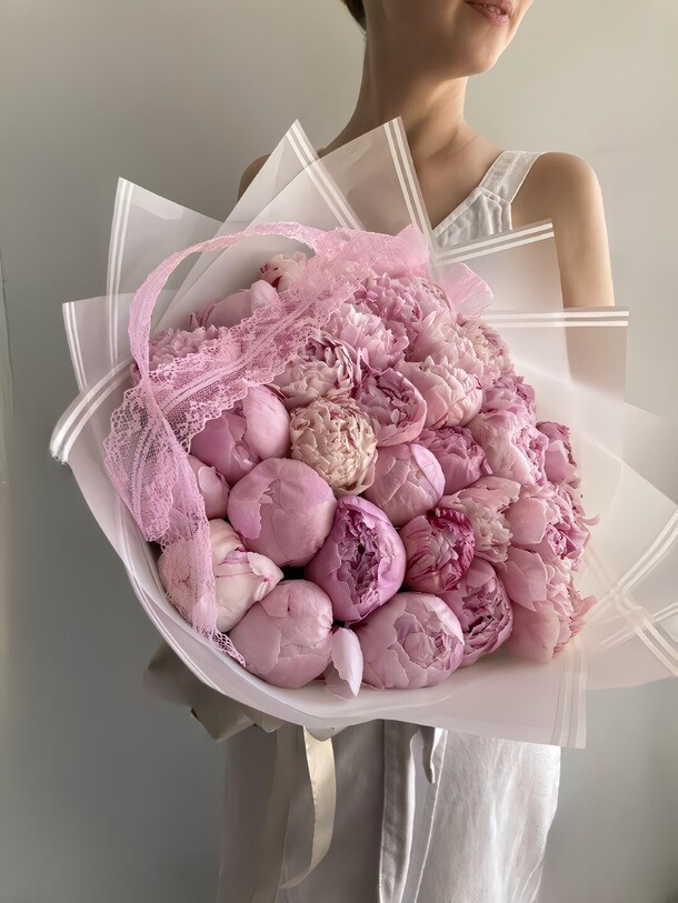 31 изящный пион, артикул F1209041 - 30500 рублей, доставка по городу. Flawery - доставка цветов