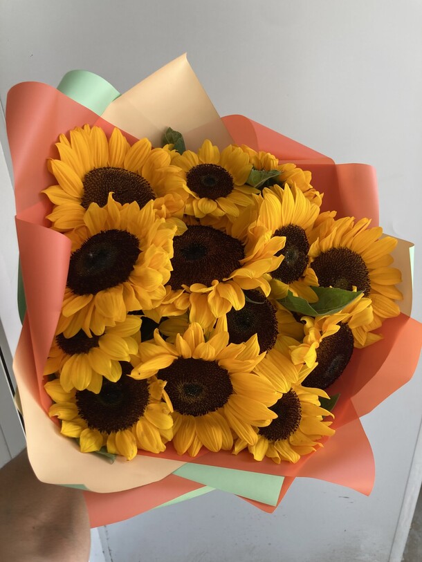 Букет из ярких подсолнухов, артикул F1210952 - 8300 рублей, доставка по городу. Flawery - доставка цветов