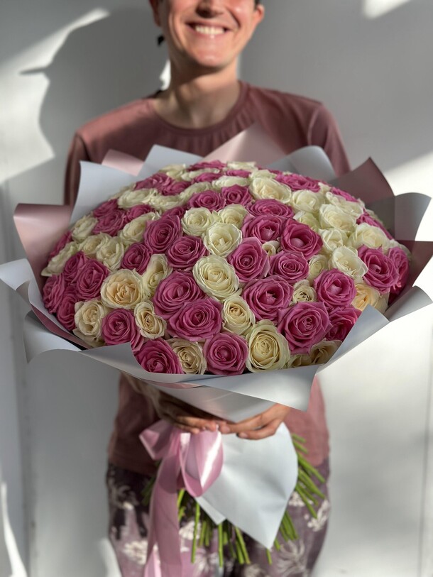 101 роза микс, артикул F1210971 - 21867 рублей, доставка по городу. Flawery - доставка цветов