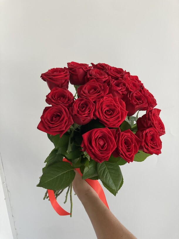 15 красных роз под ленту, артикул F1210973 - 4990 рублей, доставка по городу. Flawery - доставка цветов