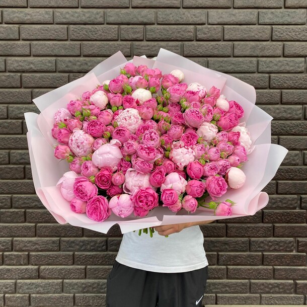 Стильный букет из кустовых роз и пионов, артикул F1210979 - 31000 рублей, доставка по городу. Flawery - доставка цветов