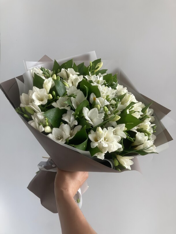 Букет из фрезий с зеленью, артикул F1210980 - 15500 рублей, доставка по городу. Flawery - доставка цветов