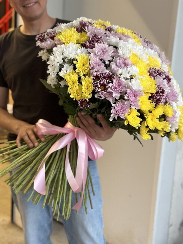 101 хризантема, артикул F1214246 - 27500 рублей, доставка по городу. Flawery - доставка цветов