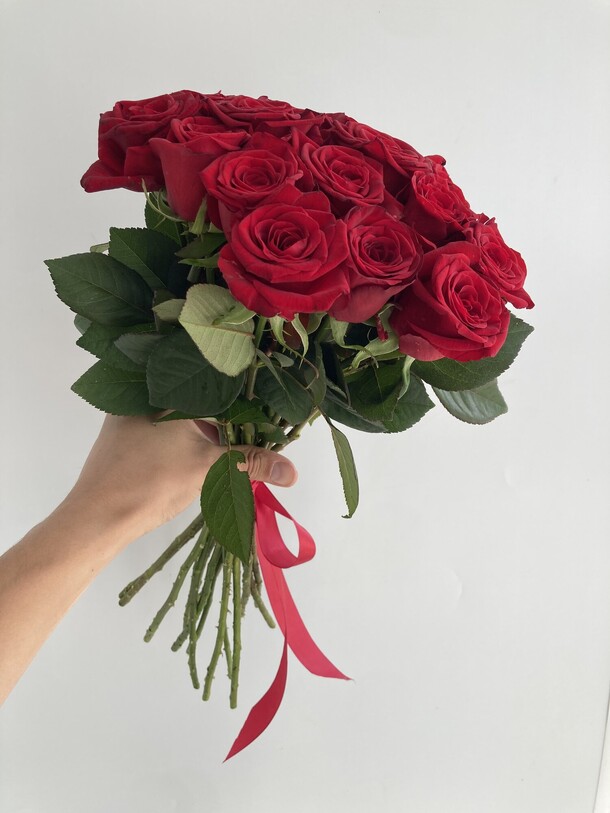 Моно из 15 красных роз, артикул F1214313 - 4500 рублей, доставка по городу. Flawery - доставка цветов