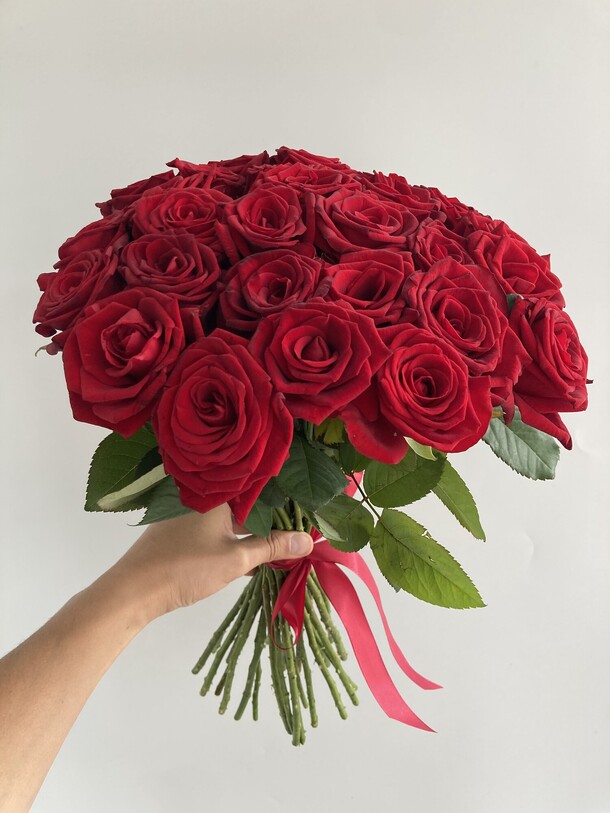 Букет из 29 красных роз, артикул F1214315 - 7000 рублей, доставка по городу. Flawery - доставка цветов