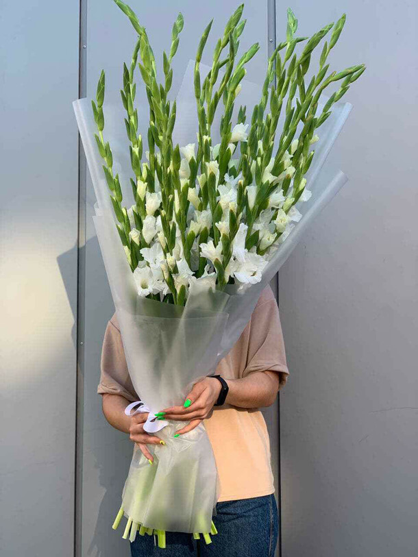 19 белых гладиолусов ц в е т к е в и ч, артикул F1215562 - 15100 рублей, доставка по городу. Flawery - доставка цветов